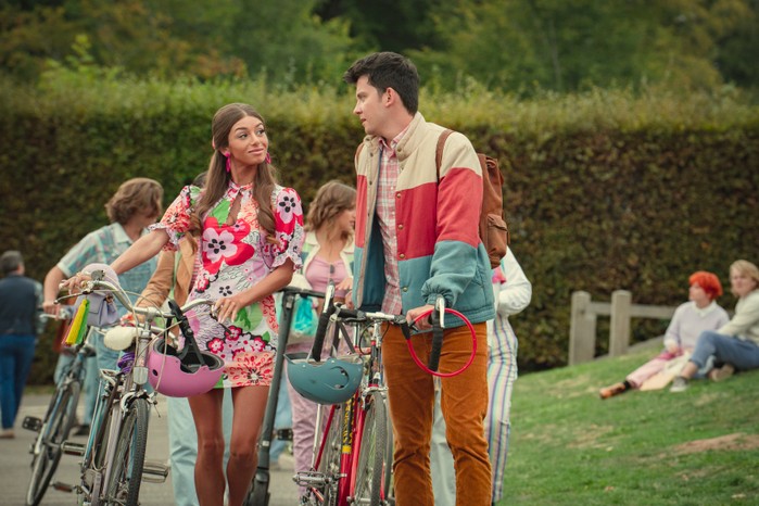 SE_402_Unit_00541_RT Mimi Keene as Ruby and Asa Butterfield as Otis in Sex Education Season 4 walking together with bicycles