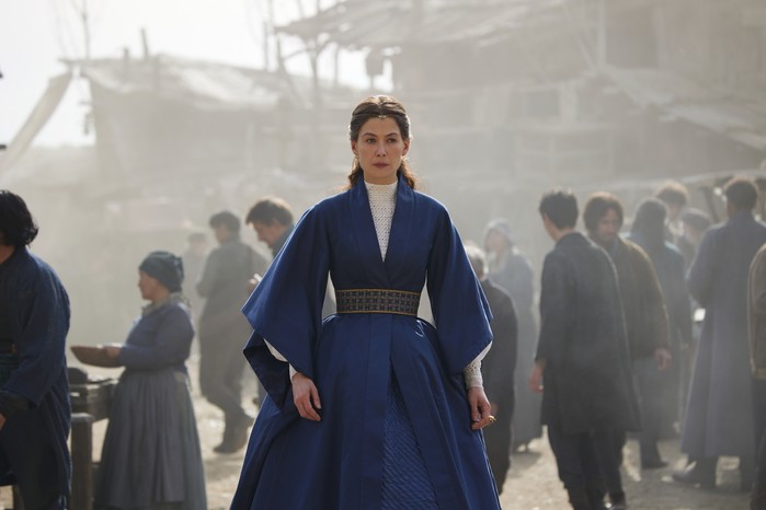The Wheel of Time Season 2 - First Look Rosamund Pike wearing a blue dress